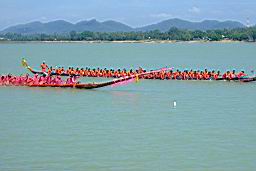 DSCF2829 LongBoatRacingMaprachanLake.jpg